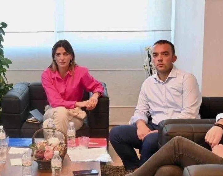 Der Verurteilte von Verletzungen der Ethik durch Minister Haxhiu
