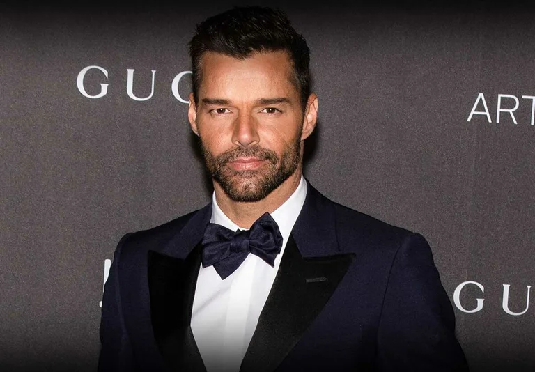 Ricky Martin arrive à Tirana deux jours avant le concert. Considérons la raison particulière