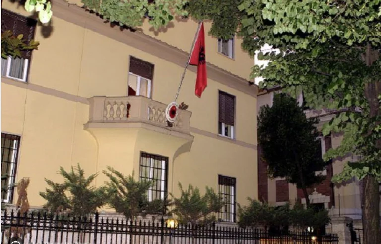 L'ambasciatore albanese di 2 anni ha annunciato in Italia, tutto iniziato con la sua storia di nome