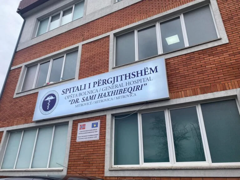 La familia de los médicos se emplea en la competencia de la partera en el Hospital Mitrovica