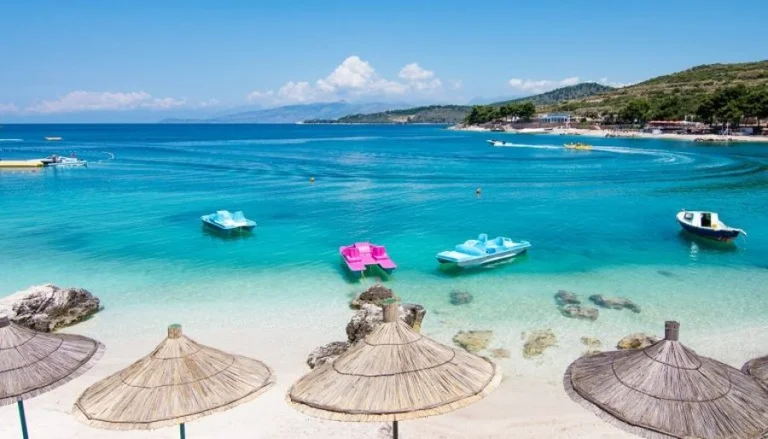 Jusqu'à 300 euros, combien coûte le lit et les tentes sur les plages albanaises cette année ?