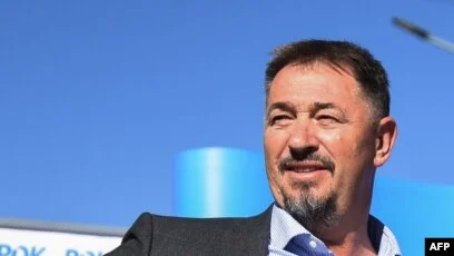 Sami Lushtaku ruft Besnik Bisimi an.