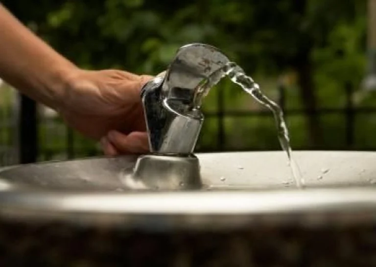 Locali quartieri Pristina con riduzioni d'acqua