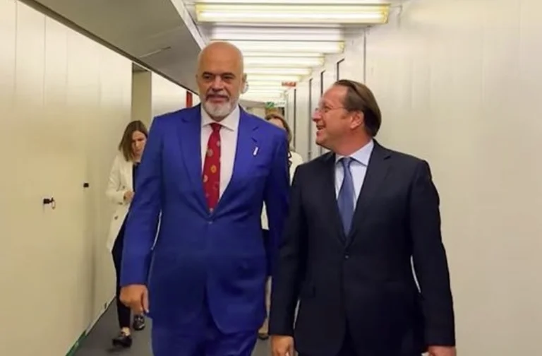 Llegando a la reunión informal de Rama, Kurti está en Grecia