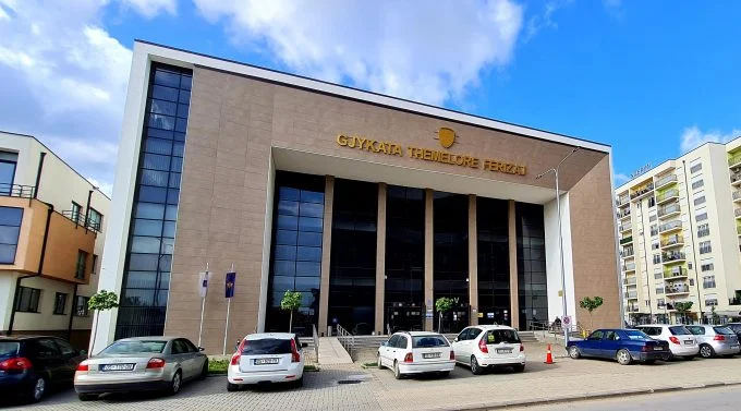 Outre l'avocat Berisha, le tribunal de Ferizaj rend une décision concernant 6 autres suspects pour plusieurs actes criminels.