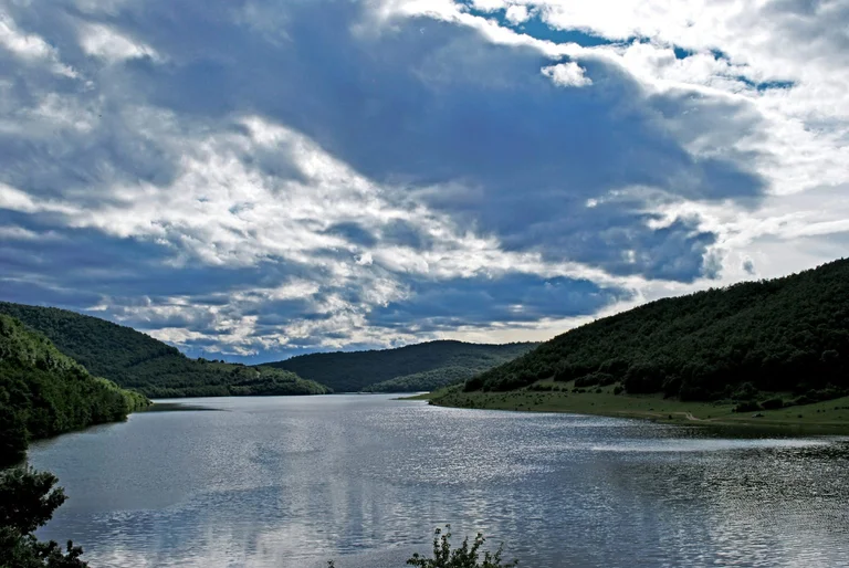 Badovtzsee, reich an 20 Fischarten, einige wiegen bis zu 200 Pfund [200 kg]