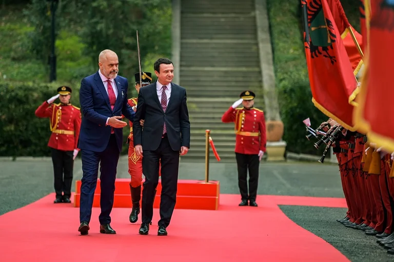 Le porte-parole du gouvernement explique la non-participation de Kurti à la réunion de Tirana