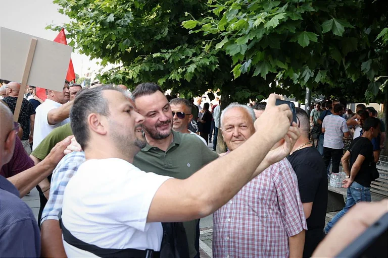 Mollyqa: Die Aroganz der Macht muss sich gegenüber zivilen Widerstand, das ist nur der erste Protest