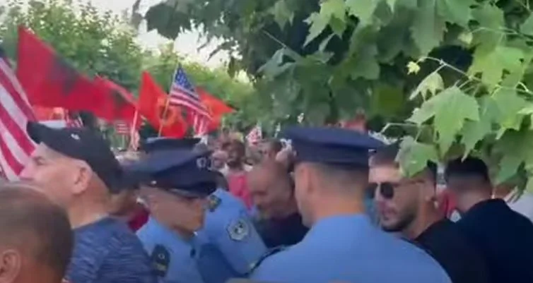 Polizeigießen Wasser für Veteranen bei Protest (VIDEO)