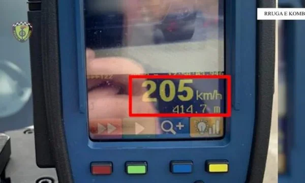 In due settimane, 135 kosovari sono stati multati in Albania, canottaggio fino a 205 Kmh