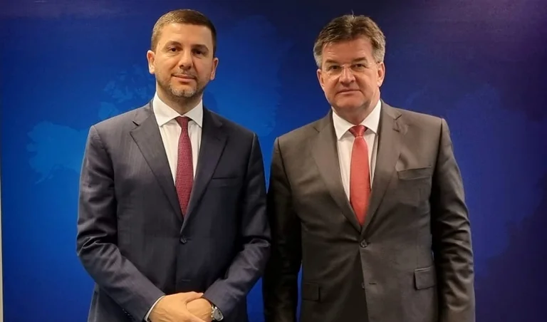 Krasniqi, Lajcak hablan de la situación extendida en el norte