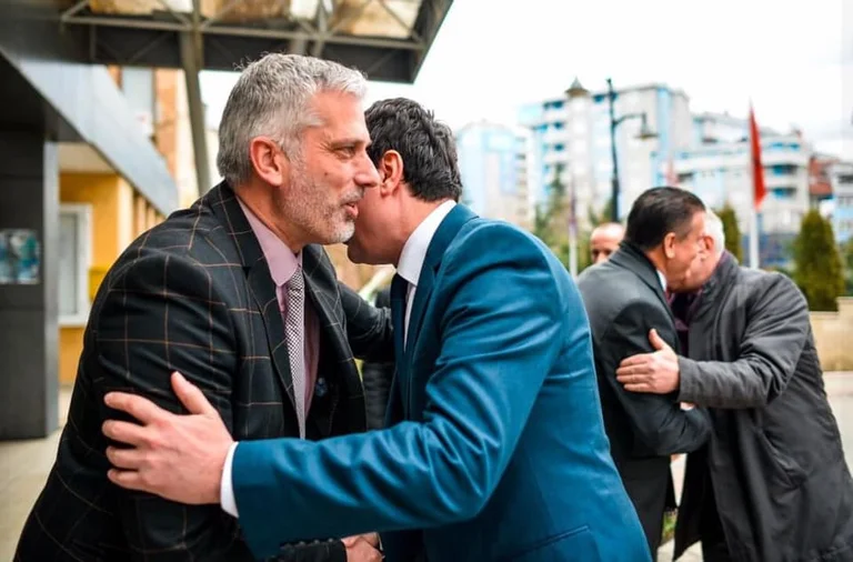 Il Faruk Mujka di Vetevendosje e un funzionario hanno sequestrato 60 mila euro dopo i raid a casa