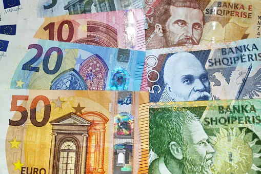 Échange de touristes 1 euro pour 100 $ en Albanie