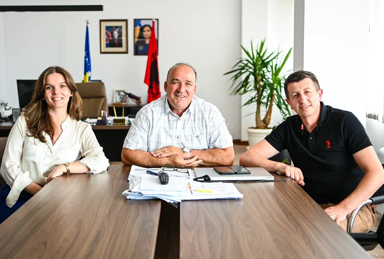 Bulliqi libère deux directeurs de PDK