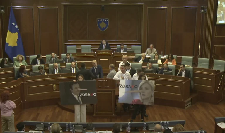 Konjufca advierte a los diputados del PDK de licencia del Salón de la Asamblea