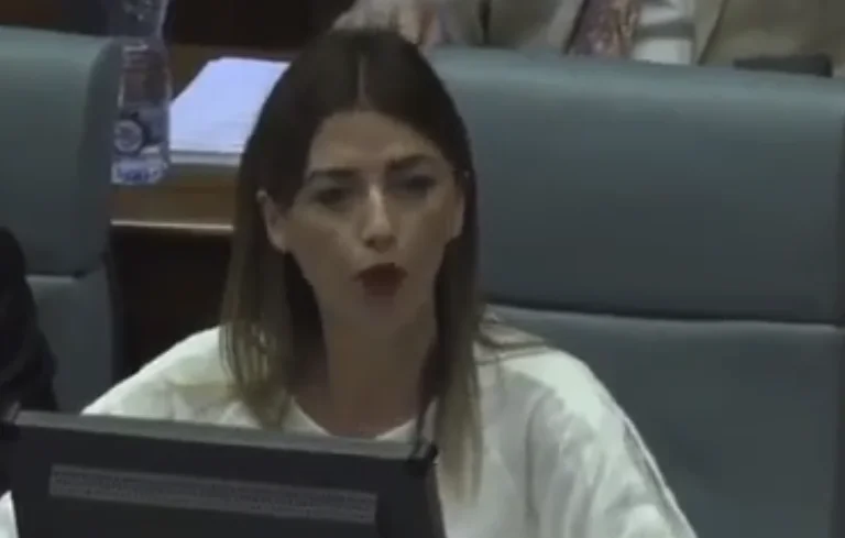 Haxhiu, opposition à travers des gestes : Ouvrez la bouche.