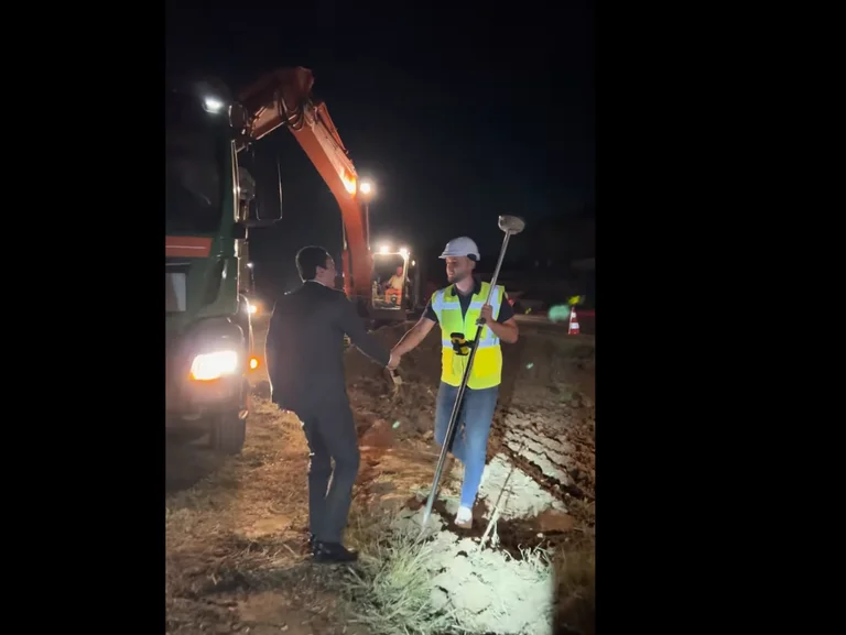Un après minuit : Kurti inspecte les travaux sur la route de Pristina