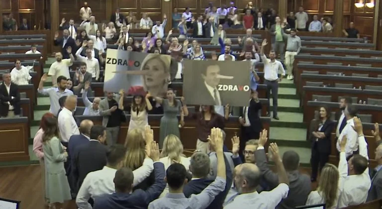 “Sous la dictature”, les députés du PDK entendent un sifflet