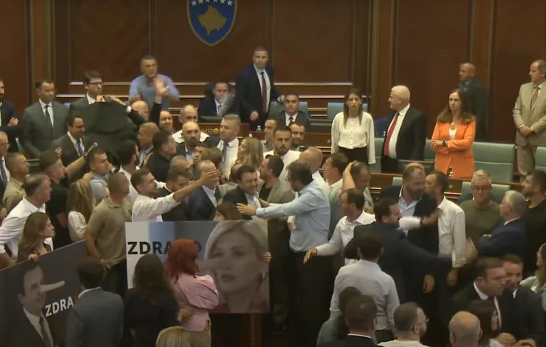 Kosovo se convierte en los golpes de Estado de los medios extranjeros en la Asamblea