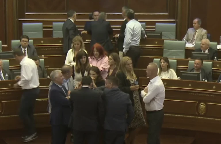 Les députés PDK et AAK bloquent l'orateur du Parlement, empêchent la session de se poursuivre