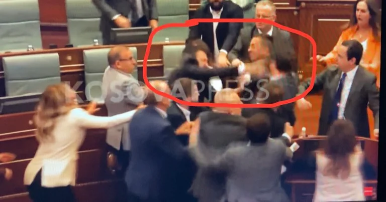 Hajdar Beqa dédel de control, puños Iron Murat