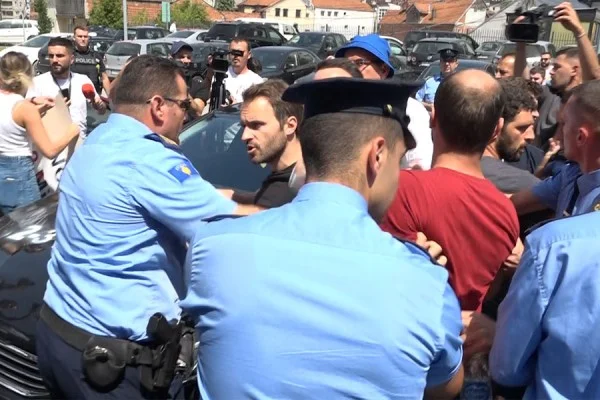 Symbolische Aktion PSD vor Regierungszusammenstoß mit der Polizei