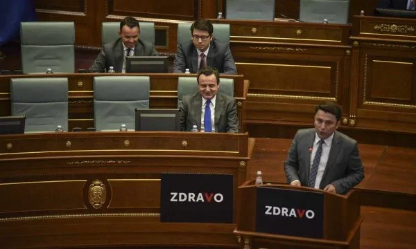 El altavoz y el asiento de Kurti suben las banderas