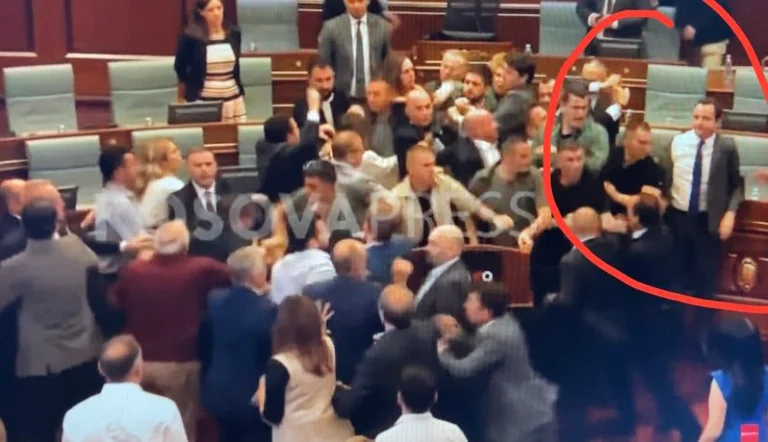 Rrahja në Kuvend- kryeministri Kurti nuk shpëtoi pa u prekur, mezi arriti të largohet