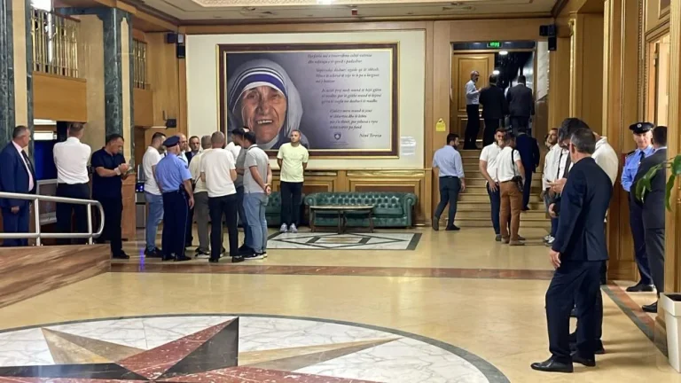 Kurt und MPs befreien die Halle nach dem Kampf