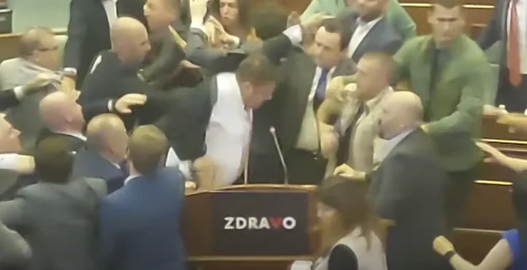 El momento que Armen Muja corre en defensa de Kurti