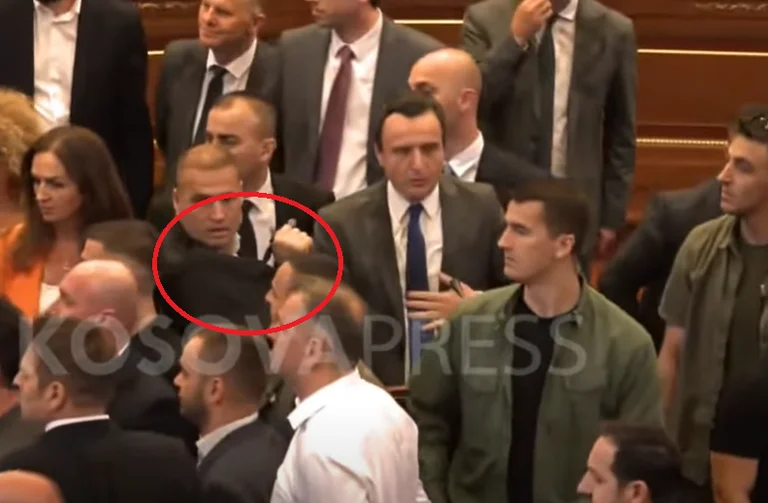 La policía extiende el escudo antibalas para proteger a Kurti