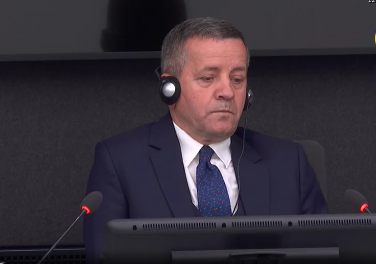 Remi testifica en La Haya cómo se comunicaban durante la guerra, Demac dice que dio dos teléfonos