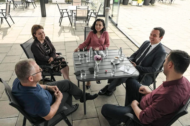 Ni una palabra sobre el teléfono celular de Radojcik, Kurti foto con Osman, Conjufca, Bisimi y Gervala, drunchmon Eddie Rama