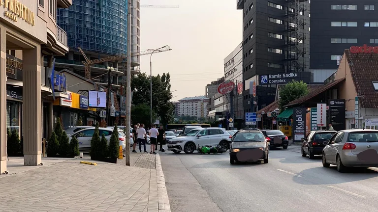 Accidente entre motocicleta y coche en Pristina's