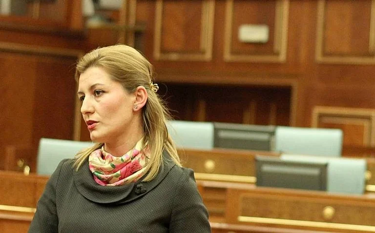 Alma Lama “sort” Kurti: Sınna parlons aux collègues albanais du parti