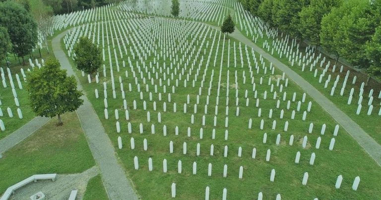 Aujourd'hui marque le 28ème anniversaire du massacre de Srebrenica