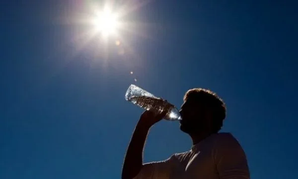 Semaines avec des températures brûlantes, IHMK donne quelques recommandations: Buvez de l'eau aussi souvent que possible, pas du soude