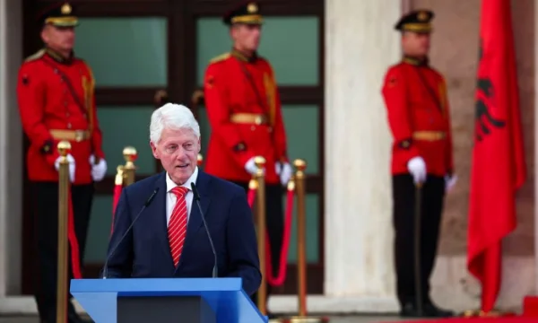 Clinton avec la vidéo en visite en Albanie, a encore quelques mots pour la guerre du Kosovo