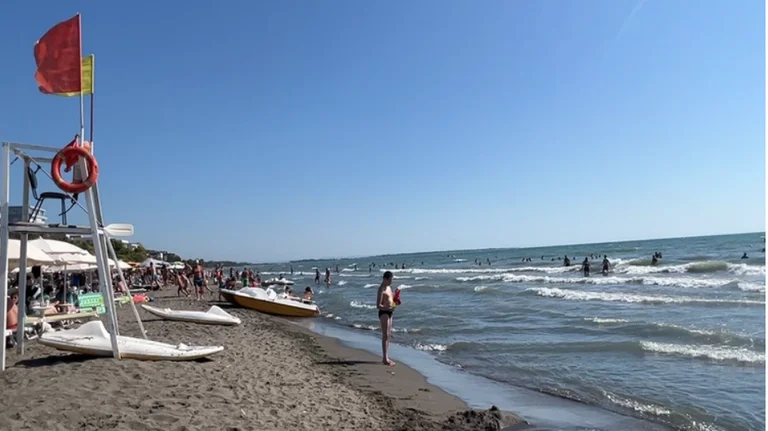 Il Kosovo quarantenne ha inviato all'emergenza dopo il rischio di annegamento in mare a Shengjin