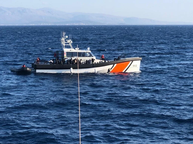 La nave albanese salva 55 immigrati nelle acque del Mar Egeo