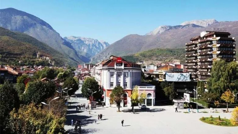 Un cittadino albanese dichiara la polizia a Pec sessualmente violata in una casa disabitata