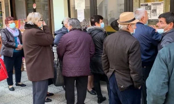 Rentner über 80 Jahre und mit Gesundheitsproblemen werden die Ankündigungen von zu Hause machen