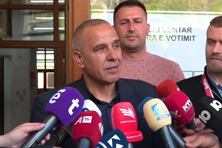 Izmir Zeqiri alcanza una instalación de juramento