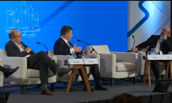 La controverse pour l'UE, Lajcak Gervala : C'est le rêve d'adhésion de chaque pays.