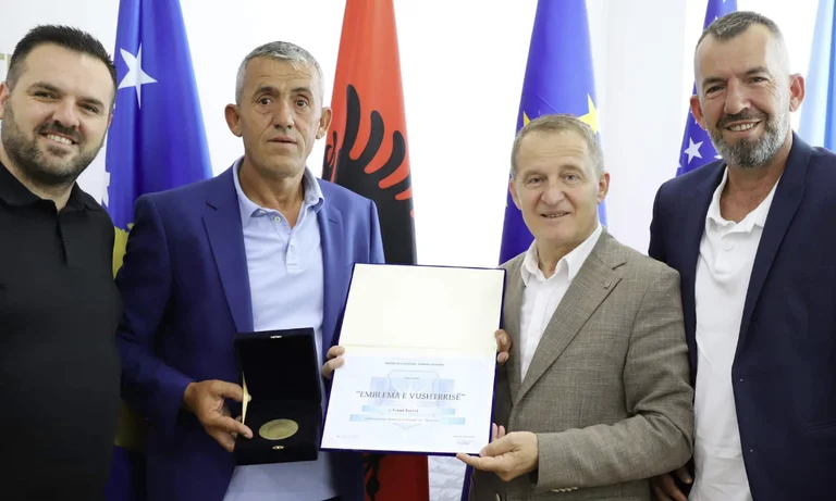 Idriz passe au “Entrée de l'ancien commandant de l'UCK Ghani Imer