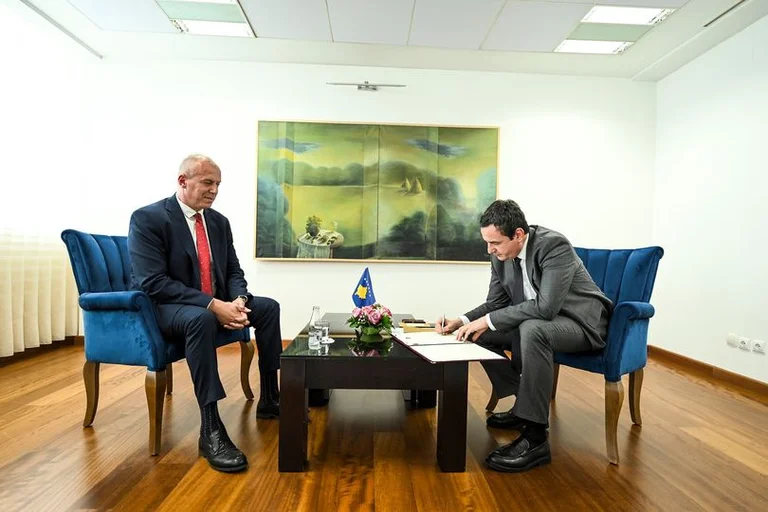 Después de no elegir al juez en la Constitución, Qorroll es nombrado diputado de Albulen Haxhiu