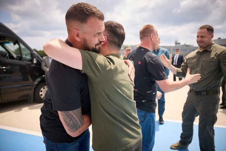 Zelensky returns from Turkey with five Ukrainian soldiers captured by Russia
