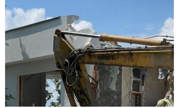 The break up of villas without permission in Batlava begins