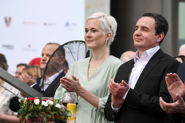Bild von der Vierten Partei der Botschaft vom Juli, es gibt keine solche Sache wie Kurt und Havenier.