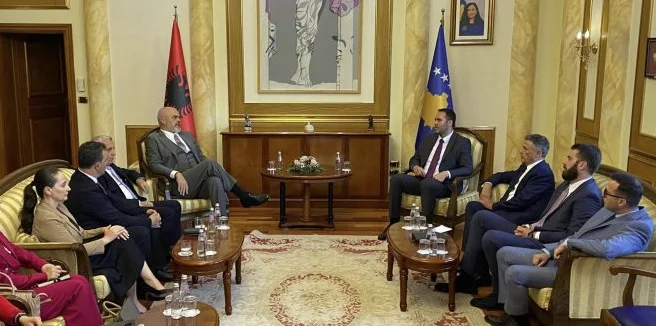 Konjufca rencontre Rama au Parlement
